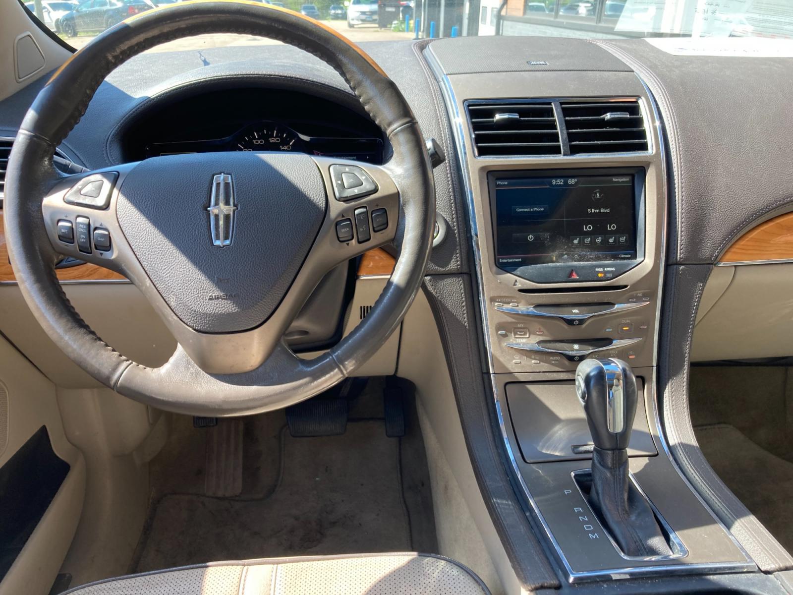 2011 White Platinum Lincoln MKX AWD (2LMDJ8JK8BB) with an 3.7L V6 DOHC 24V engine, 6-Speed Automatic transmission, located at 1800 South Ihm Blvd, Freeport, IL, 61032, (815) 232-5543, 42.278645, -89.607994 - Photo #5